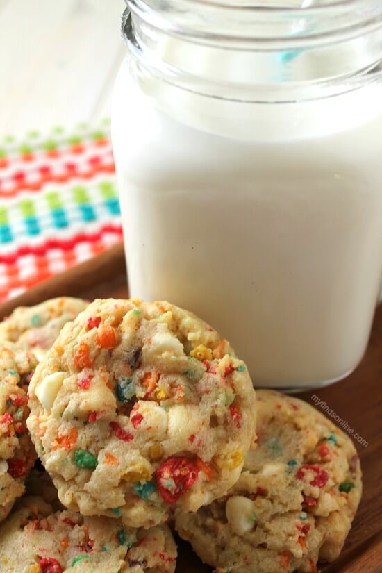 Fruity Pebbles White Chocolate Chip Cookies / myfindsonline.com