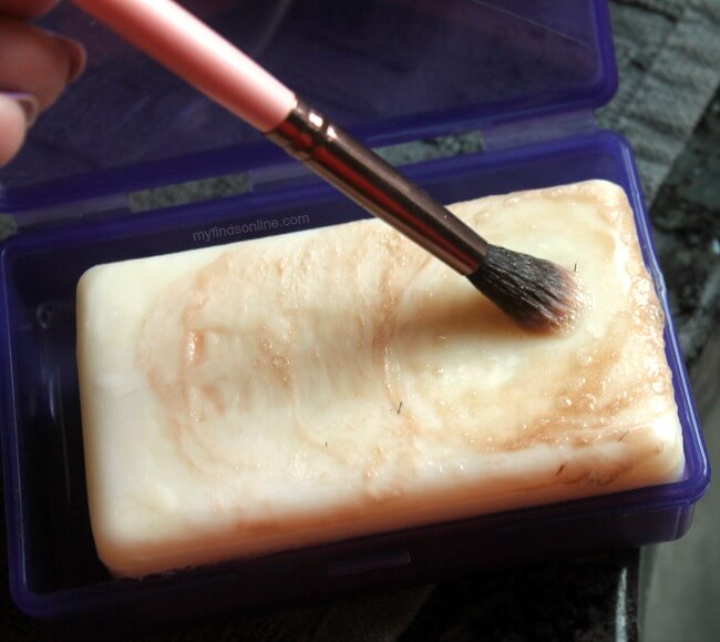 How To Quickly and Easily Clean Your Makeup Brushes / myfindsonline.com