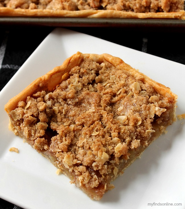 Apple Slab Pie With Cinnamon Streusel Topping / myfindsonline.com