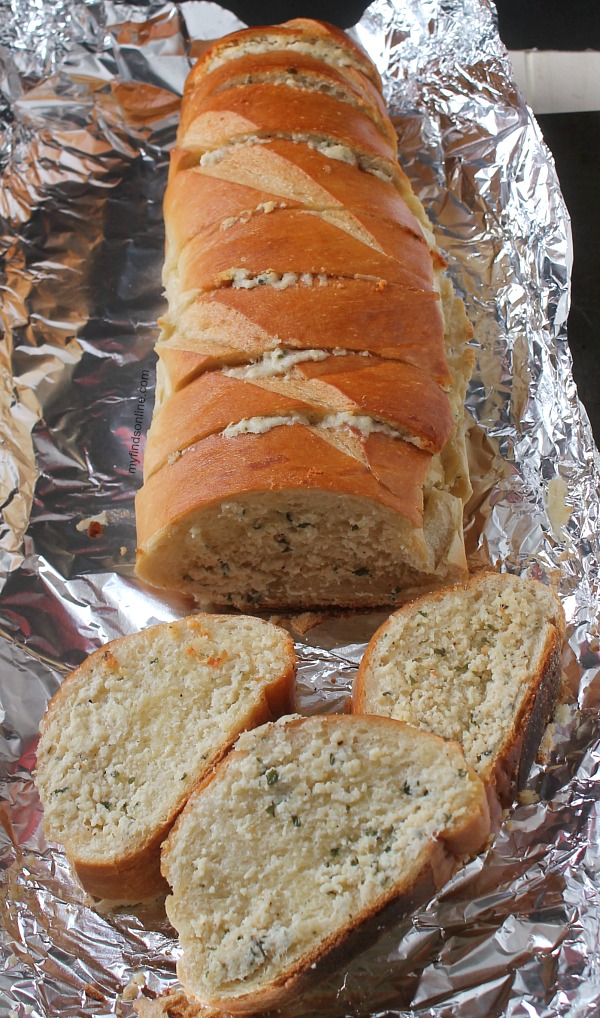 Homemade Garlic Bread / myfindsonline.com