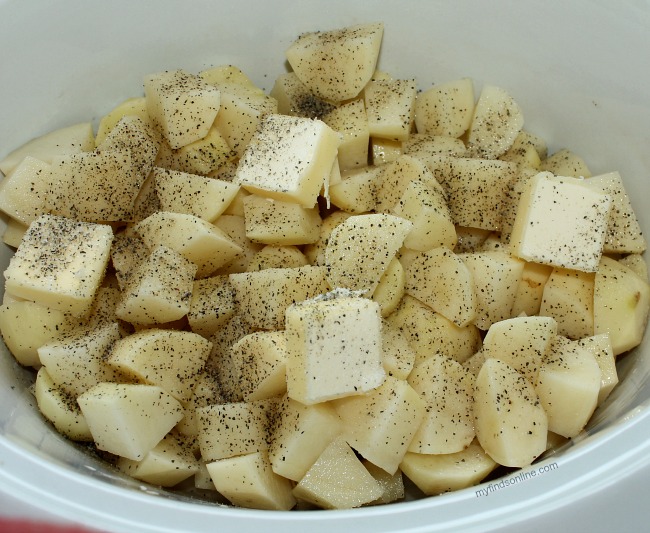 Super Simple Crockpot Mashed Potatoes / myfindsonline.com