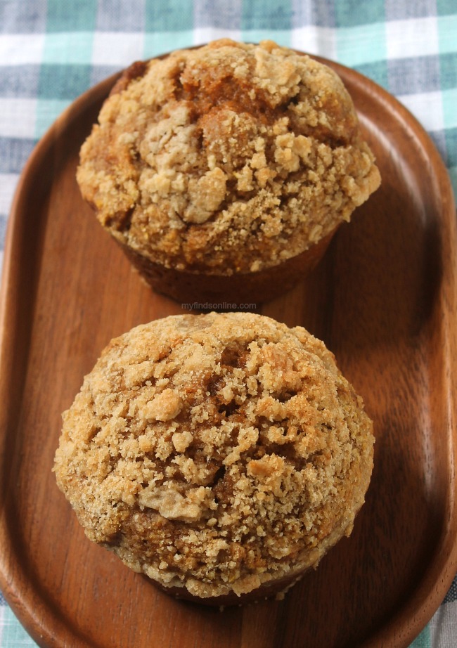 Soft and Moist Pumpkin Muffins With Crumble Topping / myfindsonline.com