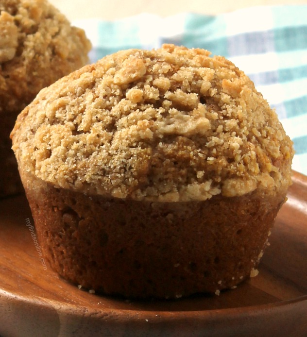 Soft and Moist Pumpkin Muffins With Crumble Topping