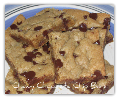 Chewy Chocolate Chip Cookie Bars / myfindsonline.com