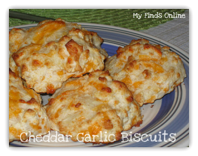 Cheddar Garlic Biscuits / myfindsonline.com